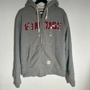 Vintage hoodie - Vid köp av fler produkter erbjuds bättre pris. Skriv vid ytterligare frågor eller funderingar🤝 Storlek: L. Mått: Längd 72 cm. Bredd 61 cm.