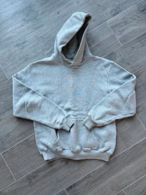 Boxy hoodie - Tja! Säljer min gråa boxy hoodie från ESNTLS. Superfint skick nästan bara använd någon gång. Storlek S. Hör av dig vid minsta fråga eller fundering!