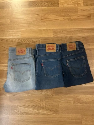 Levi's 512 jeans - Säljer 3 par Levis 512 jeans i olika blå färger! Alla är storlek 12A. Hör av dig vid minsta fråga