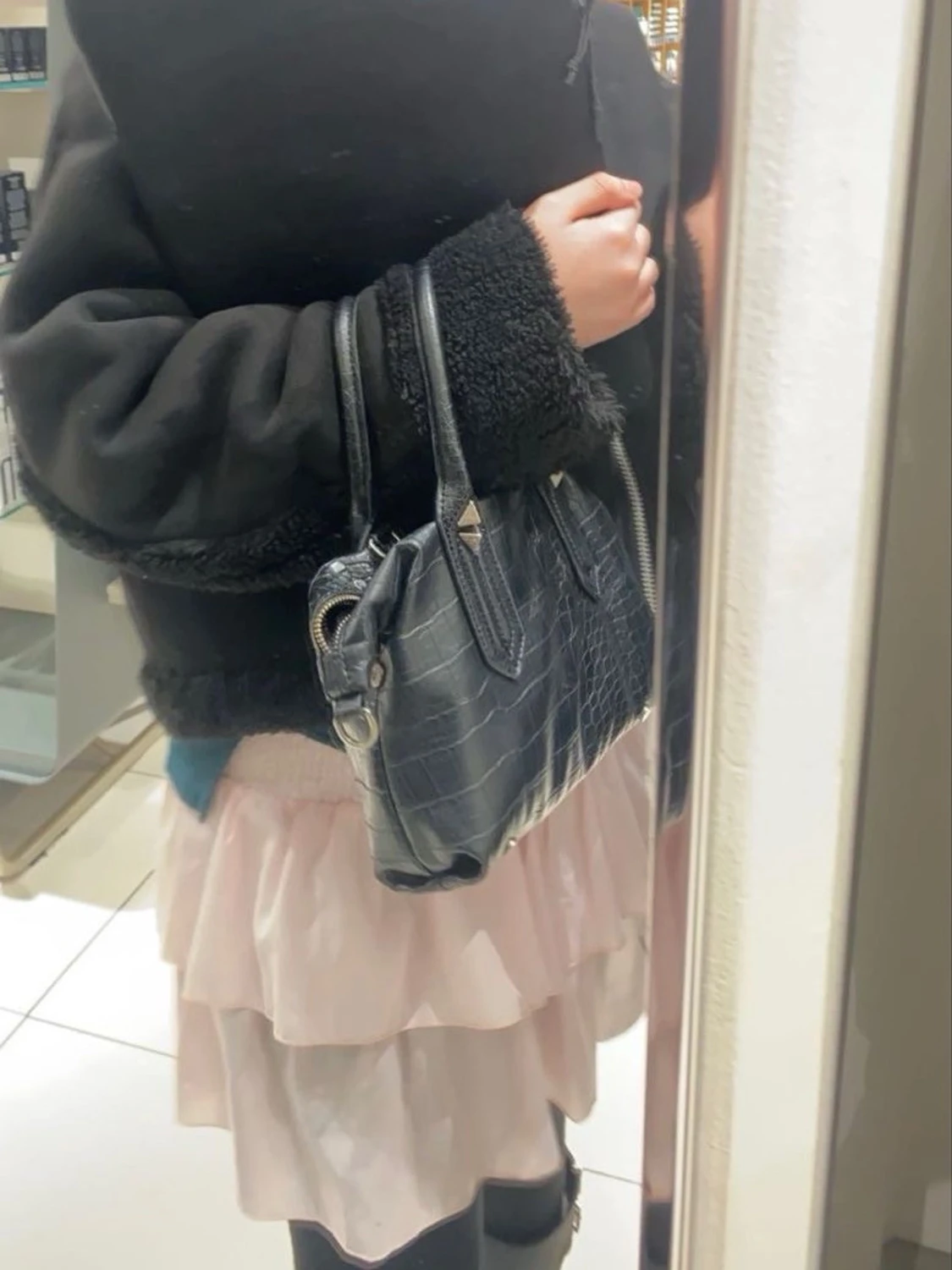 Svart handväska med krokopräglat mönster - 4