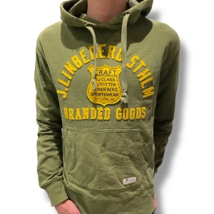 Olivgrön hoodie från J.Lindeberg - Säljer en riktigt snygg archive J.Linbederg hoodie i storlek S 🙌🏻|| Står L men passar S || Skick 7/10 pga ett hål i armhålan på vänster ärm (lätt att fixa, + 30kr om ni vill ha det lagat direkt!)|| Modellen på bilden är 183cm lång || Hör av er vid frågor eller funderingar!!💫