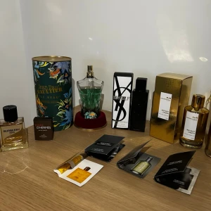 Säljer 3ml av vilken du vill - Säljer 3ml av exklusiva parfymset med flera olika märken som Jean Paul Gaultier, Yves Saint Laurent, Tom Ford, Giorgio Armani och Ralph Lauren.. Perfekt för dig som vill testa olika lyxiga dofter. Priserna på dofterna diskuteras beroende på vilken parfym