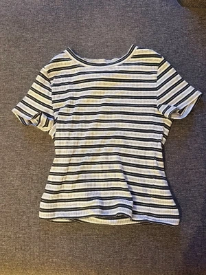 Randig topp S - Randig kortärmad topp i ribbat material. Mjuk bomullsblandning med stretch för skön passform. Rund hals. 90% bomull 5% elastan 5% viskos. Storlek S. H&M Divided