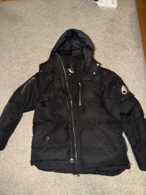 moose knuckles - säljer en skön moose knuckles jacka i strlk Xl men passar L. Använd fåtal gånger och skicket är på topp.