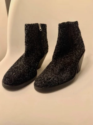Jättefina boots  - Superfina boots ifrån Hope. Endast använd att par gånger inomhus. Storlek 40. Melerad/hårig textur i en gråblåsvart färg. 