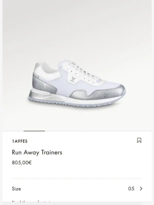 Louis Vuitton Run Away Trainers - Snygga Louis Vuitton Run Away Trainers i vitt och silver med klassiska LV-detaljer. Ovandelen är i mesh och läder med metallicinslag och monogrammönster på sidorna. Skon har en sportig siluett, vit sula och vita skosnören. Perfekt för dig som gillar exklusiva sneakers.