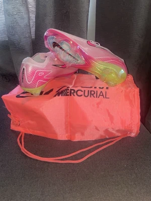 Nike Mercurial rosa fotbollsskor - Säljer ett par Nike Mercurial fotbollsskor. Skorna är inte använda säljer ej med träningsväskan 