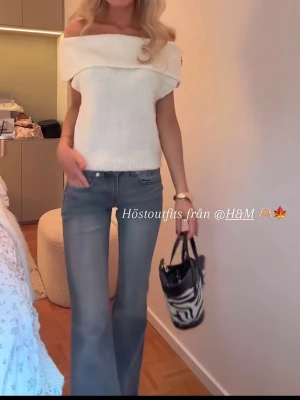 Vit offshoulder stickad topp H&M - Superfin vit stickad topp från H&M i storlek xs. Endast använd en gåbg💞💞