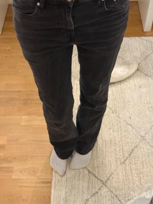 Svarta raka jeans  - Säljer ett par svarta jeans med rak passform. Klassisk femficksmodell och knappgylf. Jeansen har en något tvättad look och är tillverkade i denim. Perfekta till en avslappnad stil.