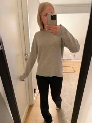Beige stickad tröja  - Mysig beige stickad tröja. Tröjan har en rak passform och ribbstickade muddar vid ärmslut och nederkant. Perfekt för lager-på-lager och enkel att matcha med olika outfits.