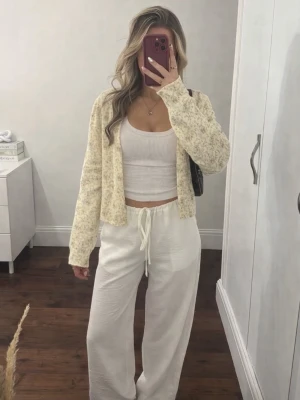 Ljusgul mönstrad vintage kofta från Soulmate, strlk L - Jättegullig ljusgul vintage kofta med fint mönster från märket Soulmate i storlek L. Köpt secondhand men i mycket fint skick, endast tvättad & aldrig använd. Mjuk & bekväm modell som passar perfekt till både vardag & lager på lager. Säljes då den tyvärr inte kommer till användning! FÖRST TILL KVARN! SISTA CHANSEN!