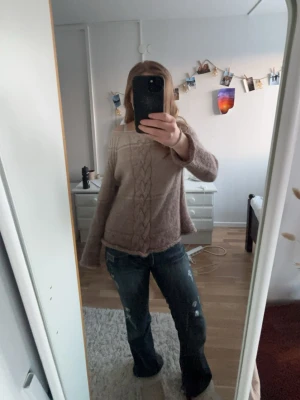Beige/brun kabelstickad tröja  - Mysig brun/beige stickad tröja med breda ärmar och kabelstickning framtill. Endast använd en gång! 💕