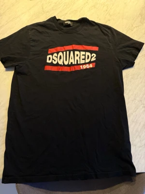 Dsquared t shirt - svart dsquared t shirt inget fel på den bra skick passar storlek S!