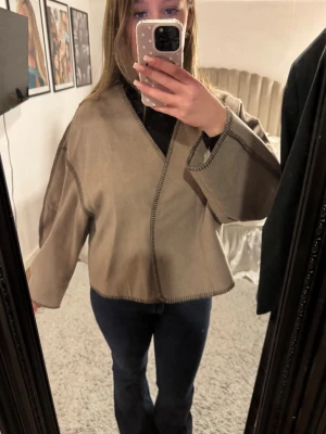 STOCKH LM jacka   - Säljer en beige oversized cardiganjacka med markerade sömmar i mörkare ton. Storlek L men passar S-L