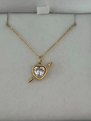 Maria Nilsdotter ”Rebel Love” Necklace inspired - Aldrig använd, 18K guldpläterad och tillverkad i rostfritt stål. Kedjans längd 40+5 cm och nickelfri. Om du har fler frågor, tveka inte att höra av dig 🤗