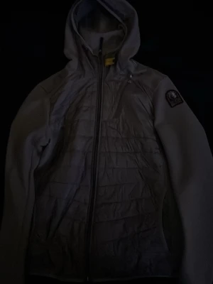 Beige jacka med huva Parajumpers - Säljer min parajumper jacka då jag bestämt mig för att köpa en ny nu inför våren. Jackan är i storlek M och den är i bra skick. Pris går att diskutera