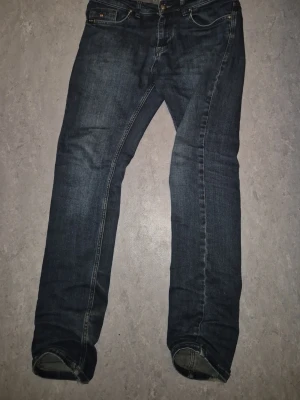 Mörkblå jeans från hugo boss - Snygga mörkblå jeans från hugo boss med klassisk femficksmodell och Jeansen har subtila slitningar och kontrastsömmar för en cool look. Tillverkade i denim med en skön passform som funkar till det mesta.