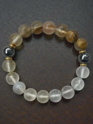 Armband med frosted stenpärlor  - Vackert armband med frosted stenpärlor i storlek 8mm. Armbandet är elastiskt och har en storlek på 16cm. 