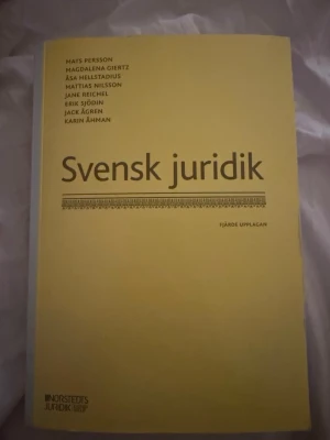 Svensk juridik fjärde upplagan - Kursbok i juridik med gul framsida och svart text, titeln 'Svensk juridik' och flera författare. Boken är fjärde upplagan och ges ut av Norstedts Juridik. Perfekt för dig som pluggar juridik eller behöver en grundläggande juridikbok.