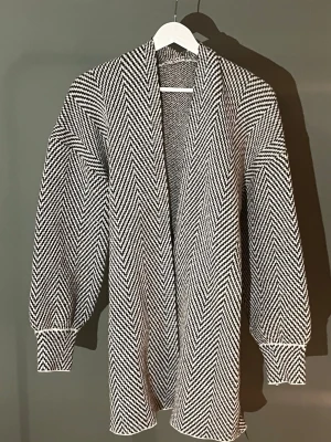 Brunvit mönstrad kofta - Säljer en oversized brunvit kofta med fiskbensmönster. Koftan har vida ärmar med breda muddar och öppen front utan knäppning. Perfekt att slänga på sig över en t-shirt för en chill och stilren look. Köpt från SHEIN, aldrig använt (lappen är kvar)🧸🤍