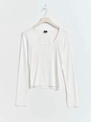 Vit långärmad croppad topp Gina Tricot  - Snygg vit långärmad topp från Gina Tricot med croppad passform och rund halsringning. Perfekt att styla med jeans eller kjol för en clean och fräsch look. Tillverkad i mjuk bomullsmix som känns skön mot huden.
