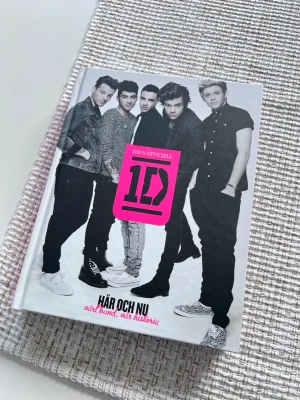 One Direction bok ”Här och nu” - Bok om musikgruppen One Direction. Aldrig blivit läst - toppskick!
