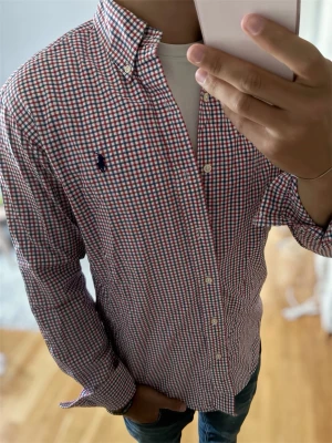 Rutig skjorta från Ralph Lauren - Bra skick skriv vid funderingar! Storlek s men passar mer som m