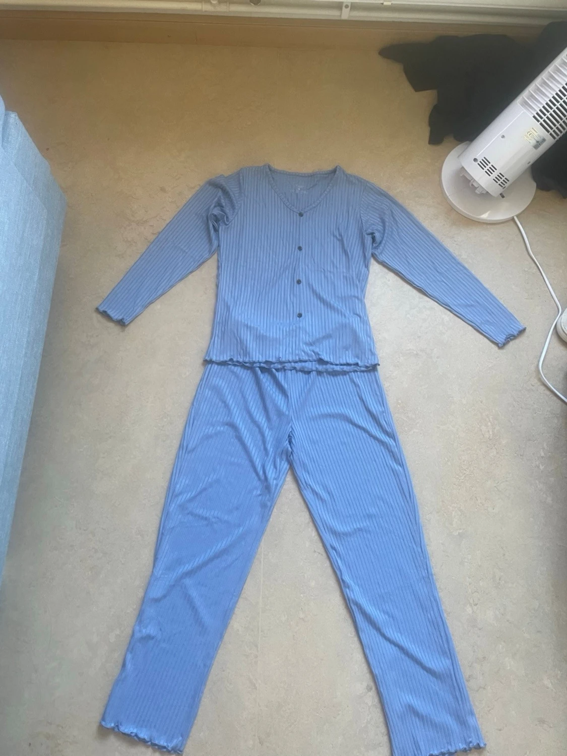 Blå ribbad pyjamas med knappar
