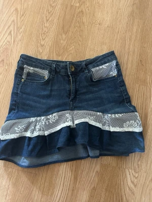 Volang kjol med spets - Jättesöt volangkjol med spets som jag sytt själv, säljer då den är förliten för mig, den har stretchigt material och är i strl s, midjemåttet är 36