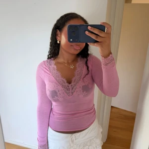 Ljusrosa spets topp med v-ringning - Säljer denna ljusrosa toppen med spets och v-ringning från intimissimi💘💘( färgen säljs inte på intimissimi längre)