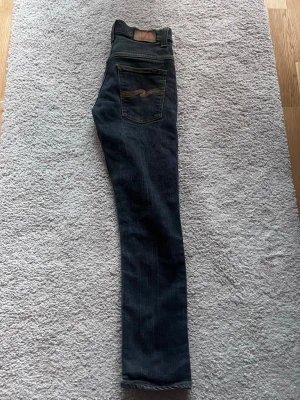 Svarta Nudie jeans - Svarta nudie jeans med size 29/30. Hade behållit dom men dom var för korta. Äre nån som kan tänka sig å köpa 