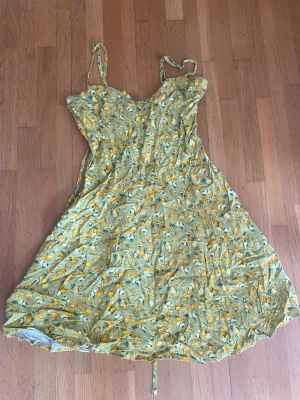 Klänning Urban Outfitters - Knytning i ryggen står M men liten i storlek 