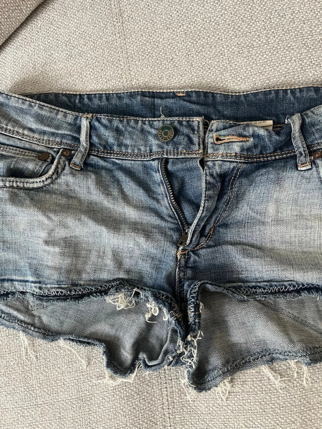 Blå jeansshorts med fransig kant - 1