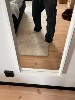Baggy Levi's jeans - Säljer ett par svarta baggy jeans från Levi's med klassisk femficksdesign och raka ben. Jeansen har en tvättad look och är tillverkade i kraftig denim. Perfekta för en avslappnad och trendig stil.