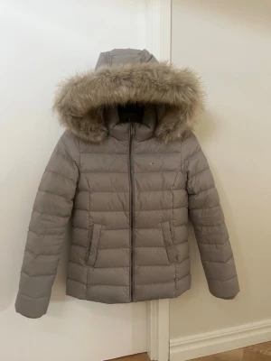 Tommy jeans jacka  - Använd kanske 2 gånger. Inga tecken på användning. Köpt från Zalando och säljer då jag inte använder den. Skriv vid frågor💕