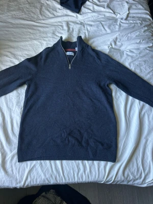 Mörkblå half zip - Fint skick!  40% bomull! 40% ull! 20% polyamid! Nypris 599