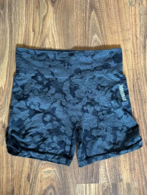 Gråa gymshark shorts - Bra skick, grå/svart flammiga träningsshorts