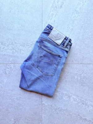 Jacob Cohën jeans - Säljer nu dessa sjukt snygga jeans från Jacob Cohën i en slim fit passform. Mycket fint skick, inga defekter. Storlek 28. Hör av er vid minsta fundering. Pris går att diskuteras 