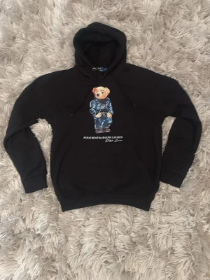Polo bear hoodie - Svart polo bear holdie storlek S andvänd 6 gånger och är i nyskick fortfarande