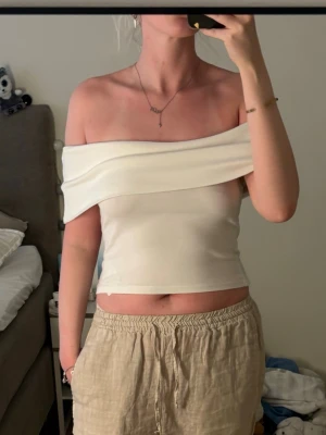 Vit offshoulder topp - Enkel topp i off shoulder modell ifrån Gina Tricot i storlek S💕använd fåtal gånger och i nytt skick