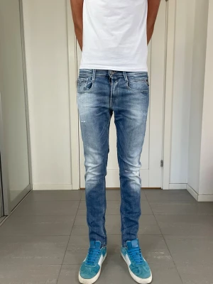 Replay Anbass Jeans  - Säljer nu dessa Replay Anbass Jeans, W28 o L32 (sitter som L30) mått ca 36 o 102 cm. skriv för fler bilder/frågor🙌🏼