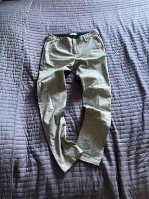 Dondup  - Snygga beige chinos med rak passform och klassiska fickor fram och bak. Byxorna har bälteshällor och stängs med dragkedja och knapp. Perfekta för en clean och stilren look. Materialet känns mjukt och lätt, vilket gör dem sköna att bära hela dagen.