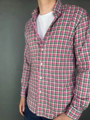 Ralph Lauren skjorta - Ralph Lauren Skjorta Märke: Polo Ralph Lauren Storlek: S Passform: Färg: Rosa rutig Skick: Mycket bra Beskrivning: utan defekter. Modellen på bilden: 183 cm / 75 kg
