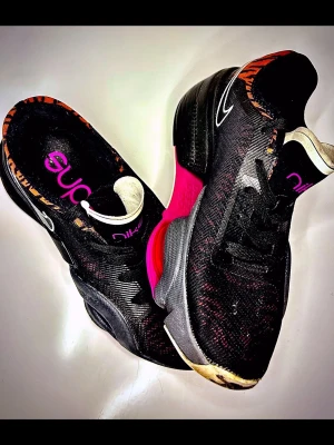 Nike Air Zoom SuperRep 3 Black Tiger stl 36.5 🐅 - Sjukt coola Nike Air Zoom SuperRep 3 i specialutgåvan Black Tiger med rosa detaljer! Storlek 36.5 (US 6 / 23 cm). Perfekta premiumskor för gym eller HIIT-pass med grym Zoom Air-dämpning.          De är i jättefint skick invändigt och i sulan, men det finns lite kosmetiskt skav/mörka märken framme på tåspetsen.            Påverkar absolut inte användningen!       Skriv vid frågor.