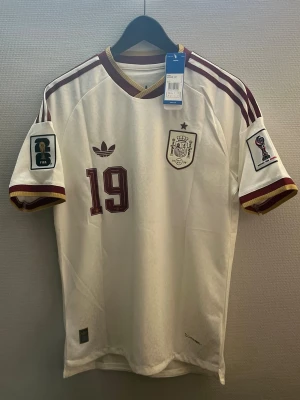 Spanien Tröja 2026  - #19 Lamine Yamal. Size M. Ny med prislapp