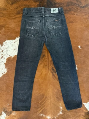 Nudie GrittyJackson Black Rainbow Selvage - Tjena! Säljer dessa limiterade nudie jeans ifrån 2022: modellen är GrittyJackson Black (Rainbow Selvage): Storlek W29/L30 men passar W30/L30: Passar dig som är cirka 175cm/70kg: Hör av dig vid funderingar!🙌