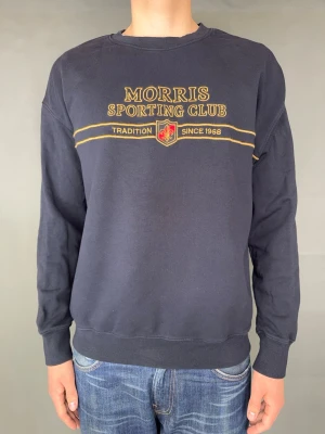 Morris sweatshirt - Morris sweatshirt Märke: Morris Storlek: L Passform: Färg: Svart Skick: bra Beskrivning: utan defekter. Modellen på bilden: 183 cm / 75 kg