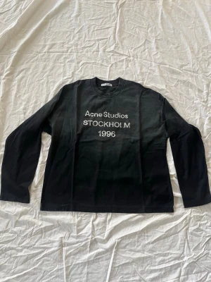Svart långärmad  Acne Studios - Säljer denna riktigt fina acne studios long sleeve tröjan som passar perfekt för dig som är rund 165 till 170.               Den är i storlek S men är lite oversized.                                             Hör av dig vid mina lilla fundering !! MVH Olle 