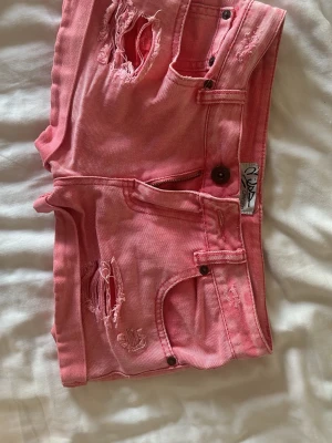Coral jeansshorts  - Skit snygga coral shorts som sitter super bra och är lowwaist från miss denim, dem har inga hål och inga lösa sömmar. Skriv för fler bilder 💝