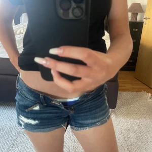 Lågmidjade jeans shorts🤩 - Säljer mina skit snygga lågmidjade jeans shorts då de tyvärr blivit för små!!  Perfekta nu till sommaren🙏🏻😍